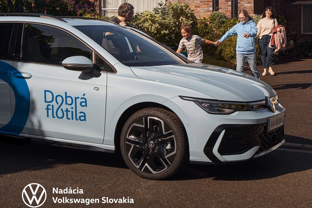Rodina s dvomi väčšími deťmi ide z domu k svojmu vozidlu Volkswagen.