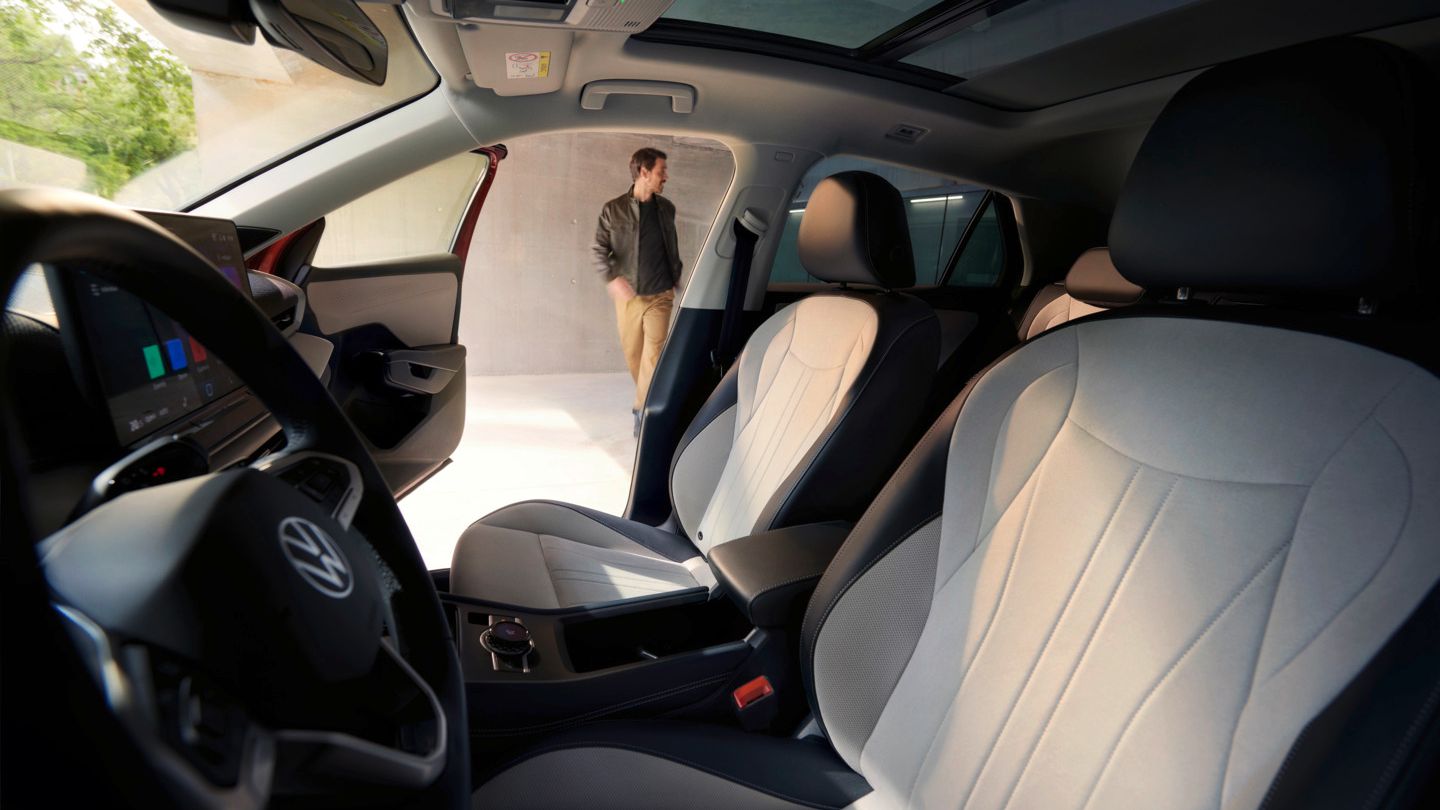Pohľad cez dvere vodiča modelu VW T-Roc Style na interiér so svetlými sedadlami.
