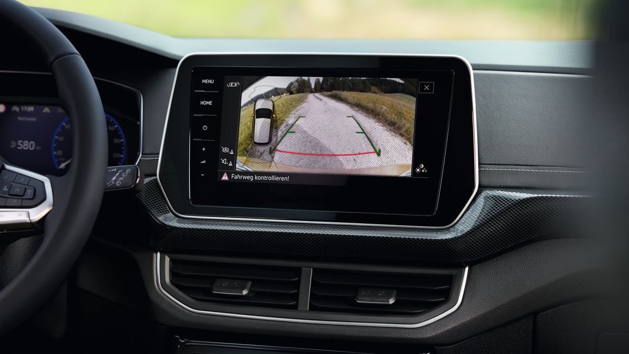 Sivý VW ID.5 využíva Rear View pri cúvaní.