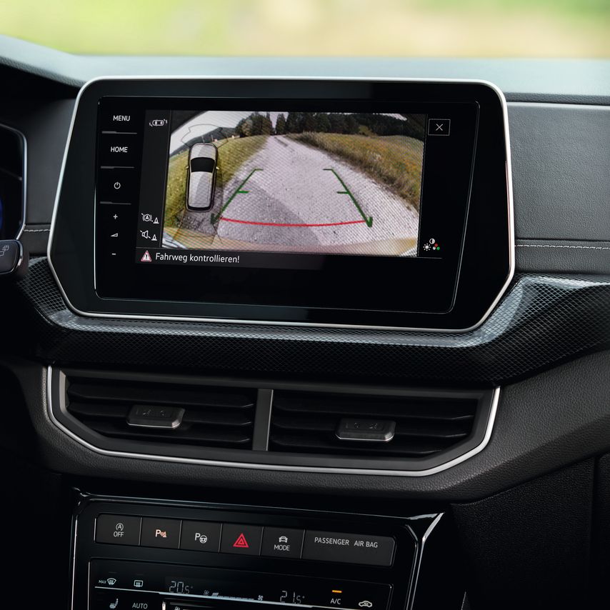 Sivý VW ID.5 využíva Rear View pri cúvaní.
