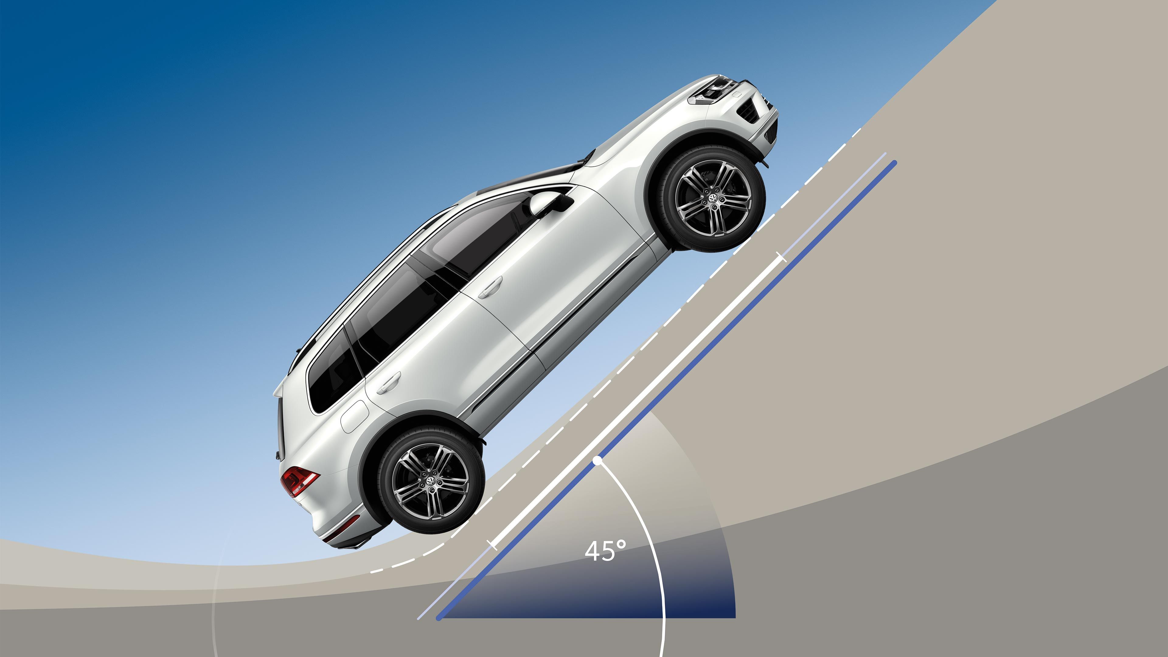 Automobil stúpa po strmom svahu s uhlom 45 stupňov. Ukazuje schopnosť vozidla zvládať extrémny sklon terénu. Vozidlo je štýlové SUV určené na náročné podmienky.