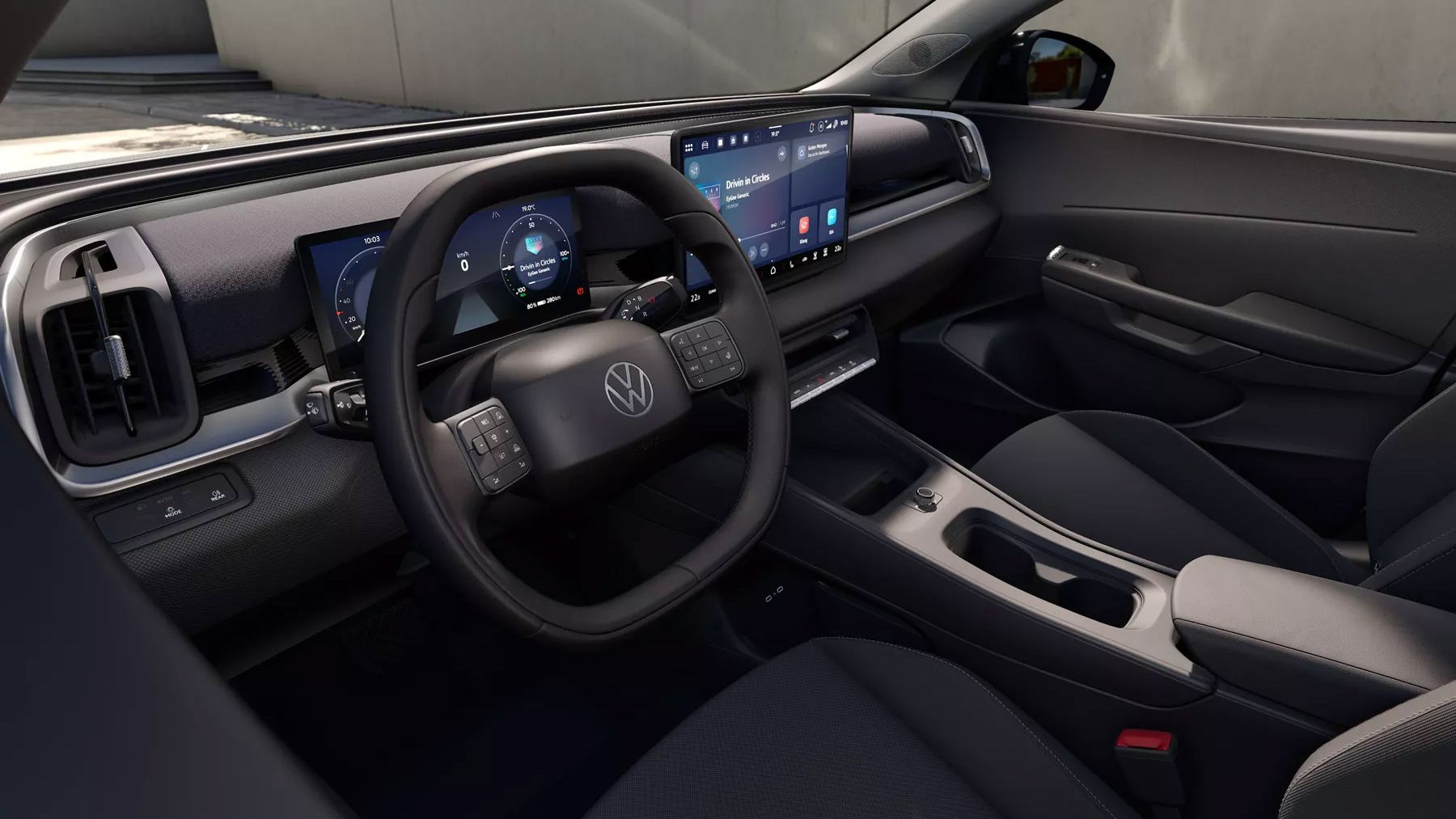 Interiér modelu VW ID. Cross Trend so zameraním na kokpit: multifunkčný volant s dotykovými ovládacími prvkami, plne digitálny prístrojový panel a veľká, horizontálne orientovaná obrazovka systému infotainment. Stredová konzola je navrhnutá v jednoduchom štýle s odkladacími priestormi a nenápadnou radiacou pákou integrovanou do palubnej dosky. Sedadlá a obklady sú vyhotovené v tmavých, decentných farbách.