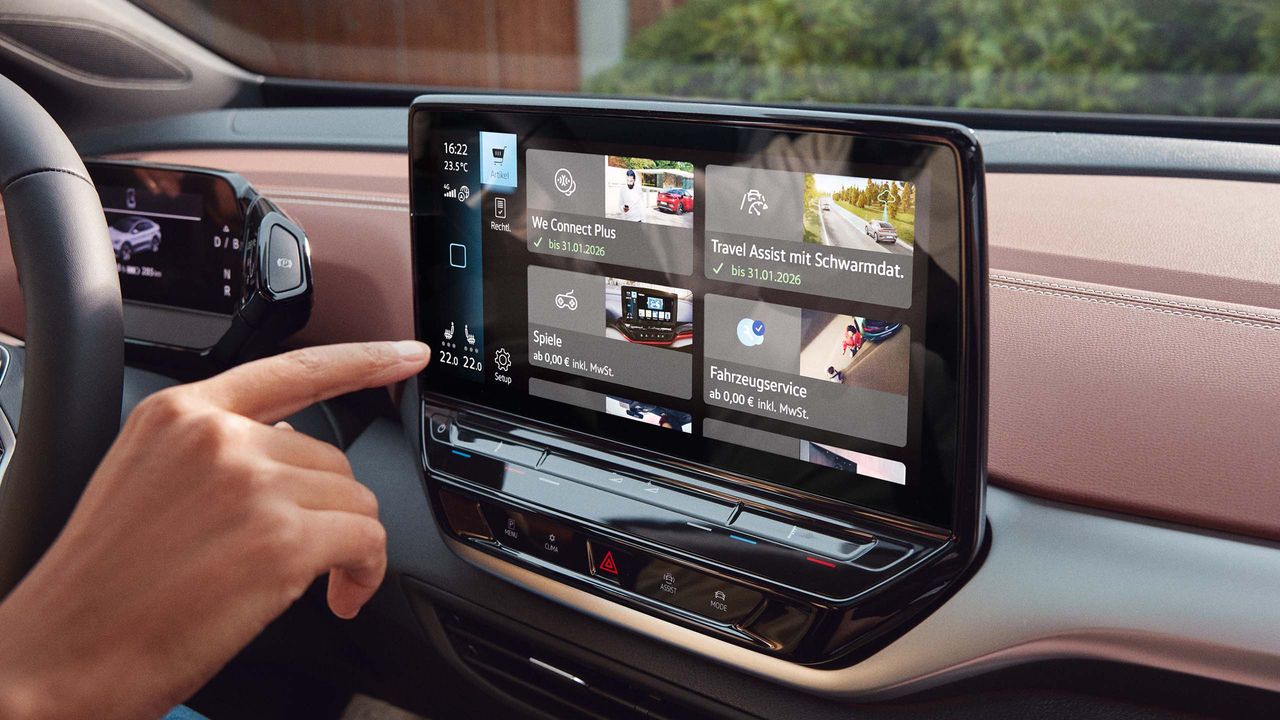 Záber zblízka na ruku, ktorá používa aplikáciu In-Car v systéme infotainment VW
